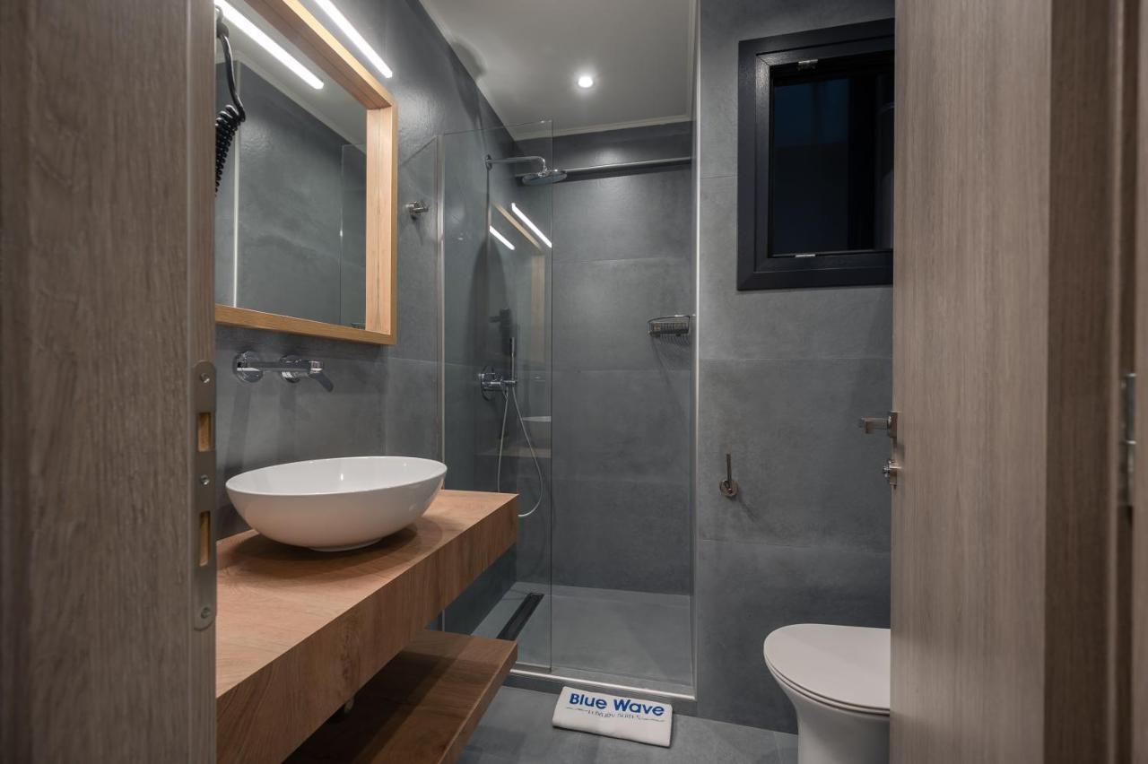 Blue Wave Luxury Suites Nea Iraklitsa ภายนอก รูปภาพ