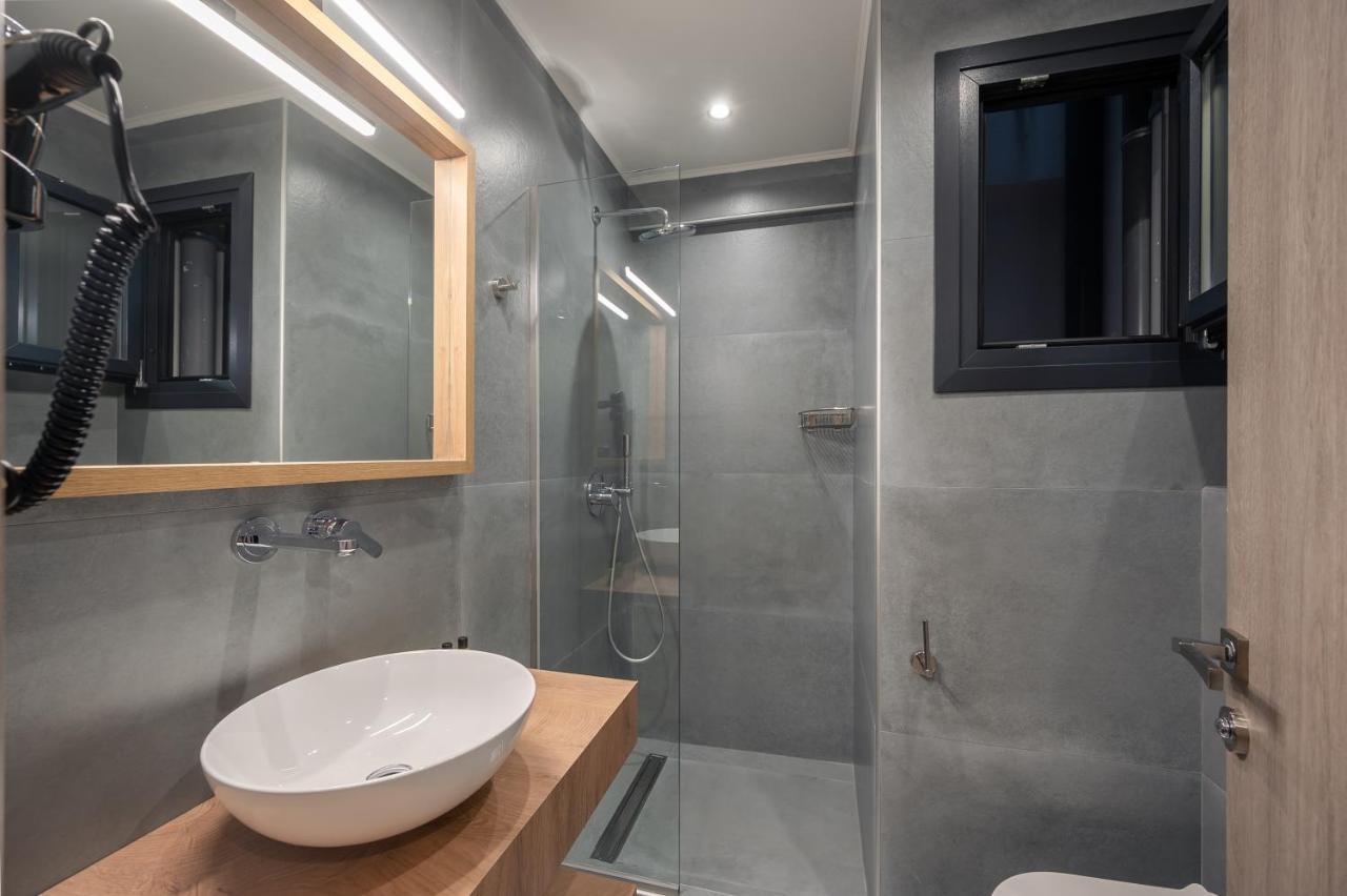Blue Wave Luxury Suites Nea Iraklitsa ภายนอก รูปภาพ